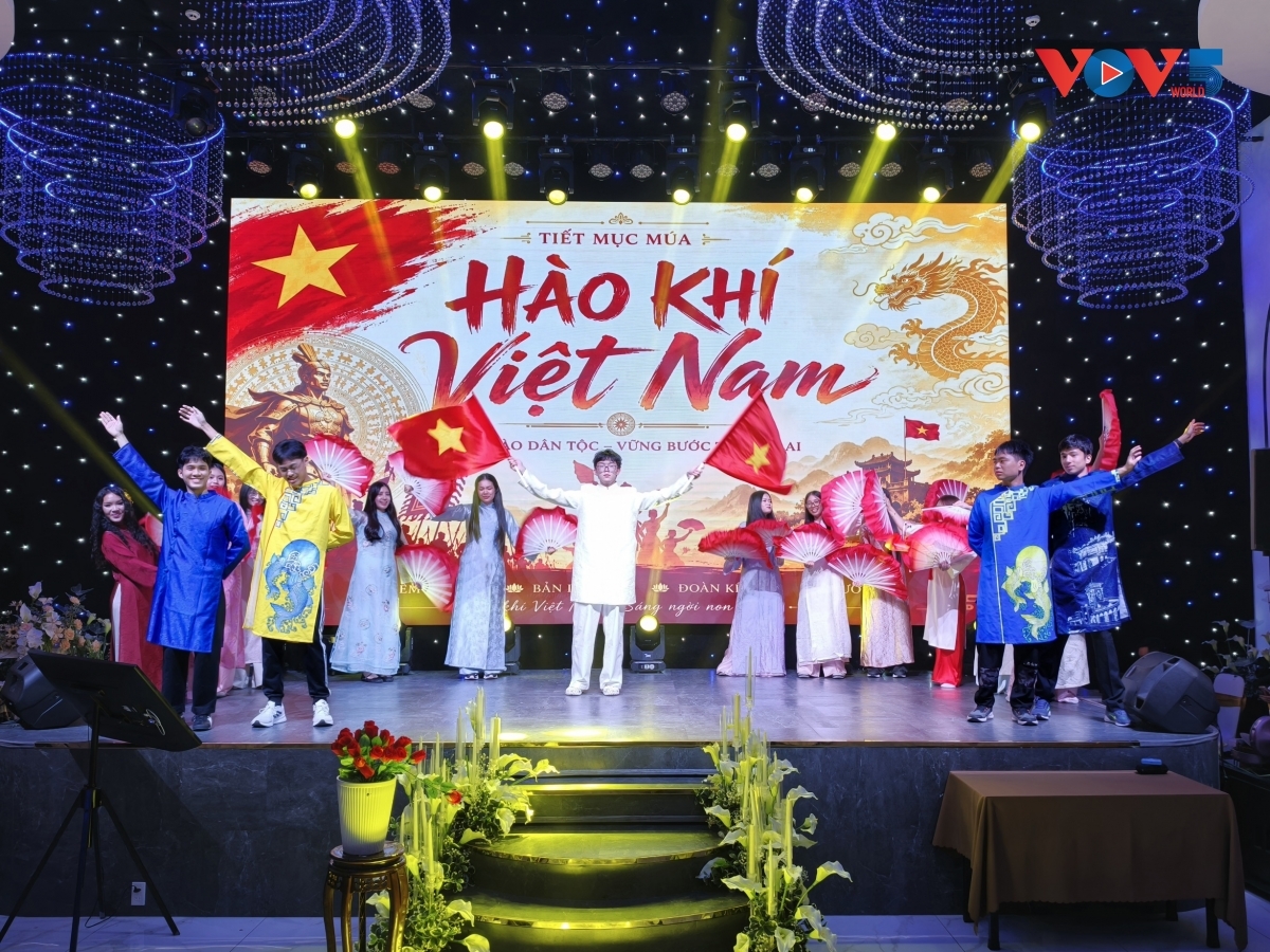 Tiết mục "Hào khí Việt Nam" khuấy động không khí hội trường. Ảnh: Đức Anh/VOV5