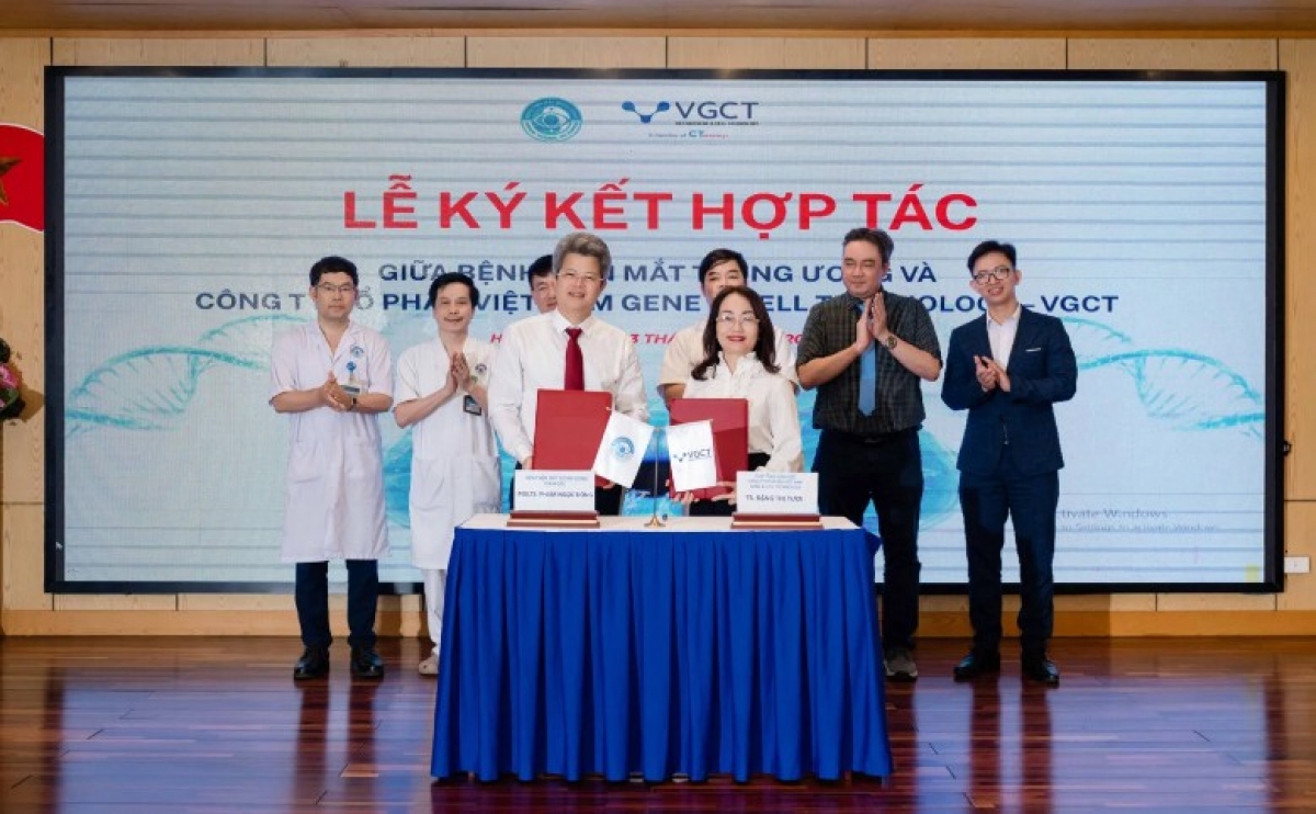 El profesor asociado y doctor Pham Ngoc Dong, director del Hospital Oftalmológico Central, y la doctora Dang Thi Tuoi, directora general adjunta de VGCT, firmaron el acuerdo de cooperación estratégica.