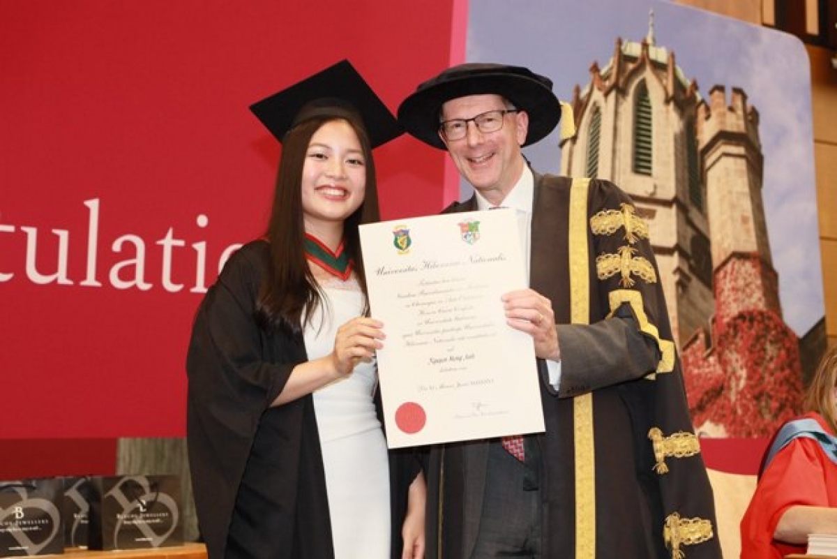 Chị Hồng Ánh cùng thầy trong lễ Tốt nghiệp Đại học y Galway. Ảnh: FBNV