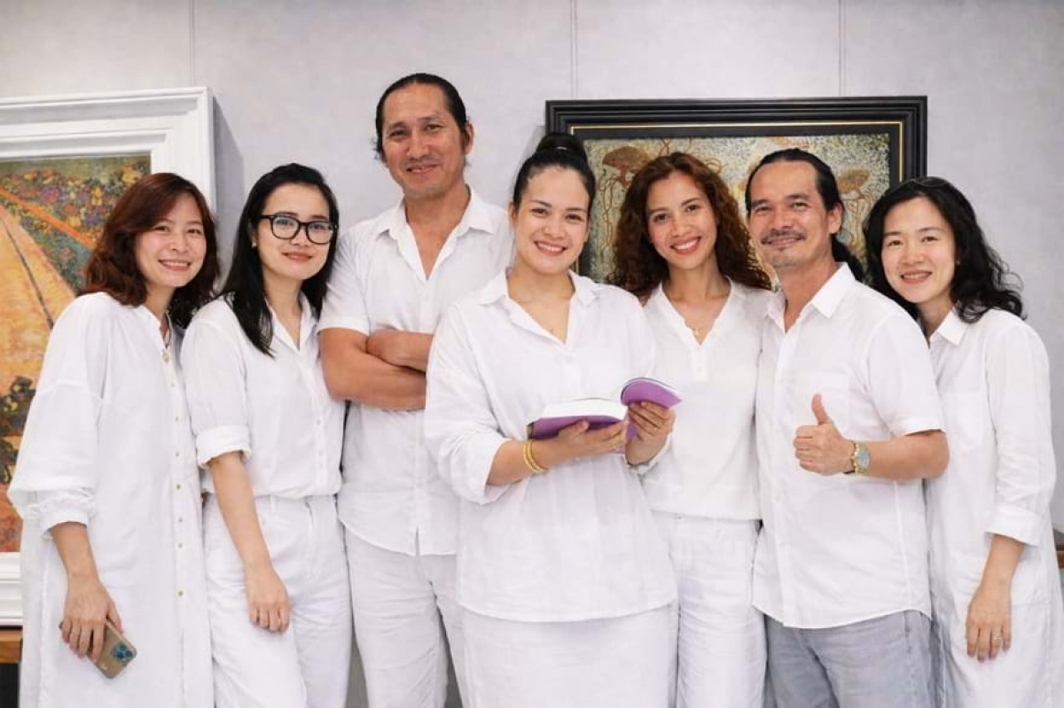 Die sieben Malerinnen und Malern Dinh Mien, Nguyen But, Le Thanh, Thao My, Tu Quyen, Thuy Phuong und Dinh Ho. (Foto: tuoitre.vn)