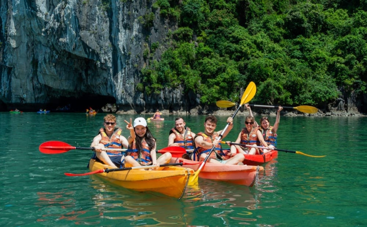Mendayung kayak di Teluk Ha Long