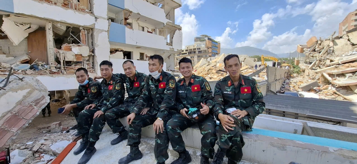 Phút nghỉ ngơi tại hiện trường thực địa. Ảnh nvcc