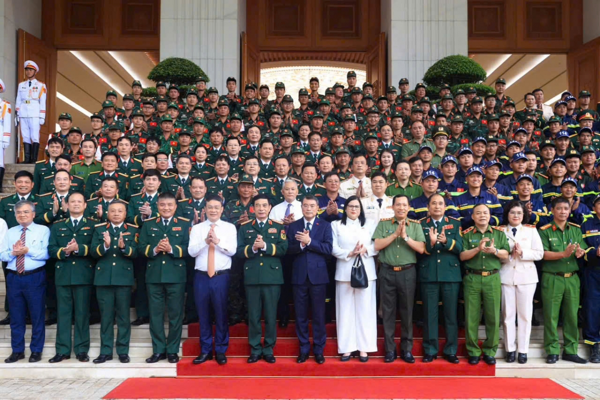 Thủ tướng tuyên dương đoàn cứu nạn, cứu hộ Việt Nam trở về từ Venezuela