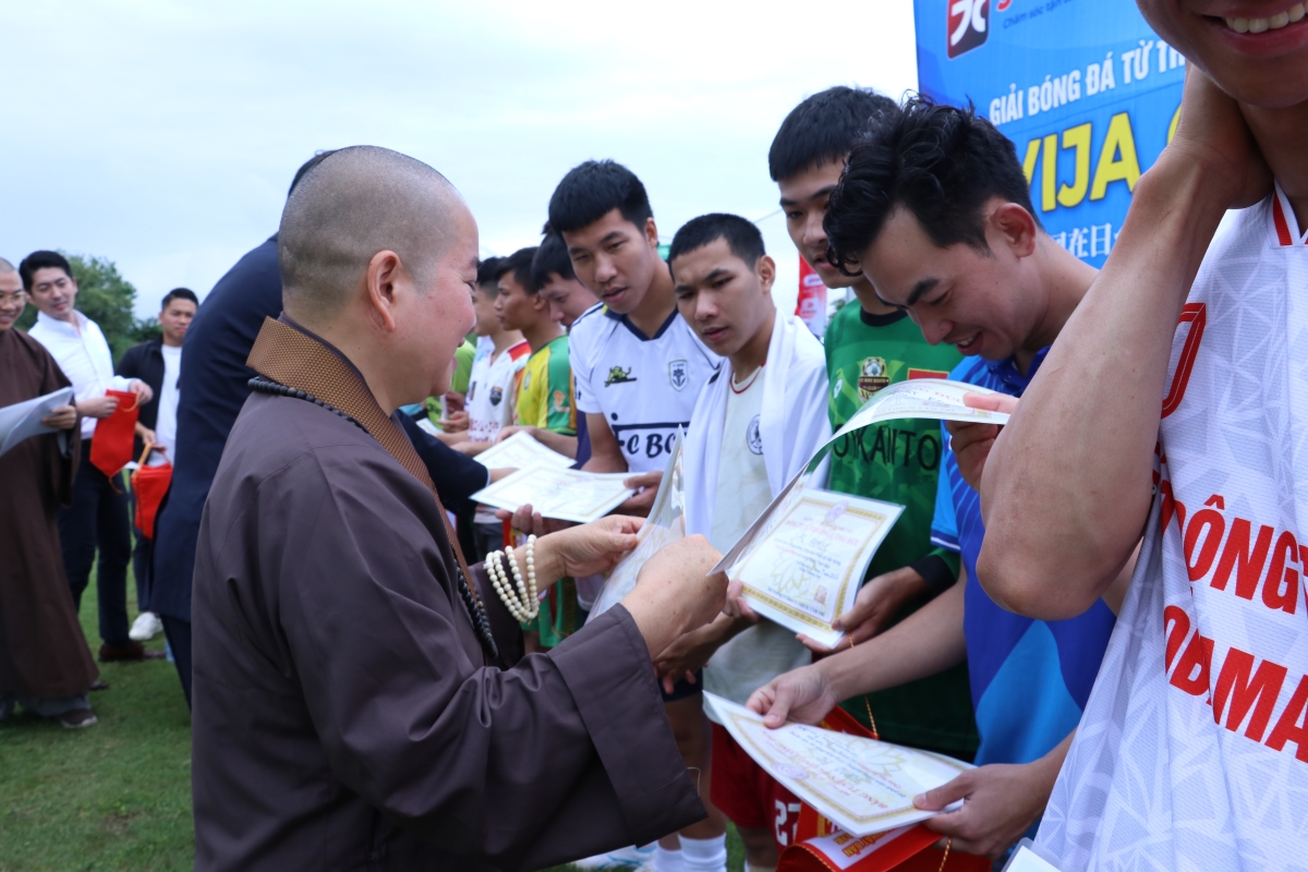 Ban Tổ chức trao giải thưởng và bằng tuyên dương cho đại diện các đội 