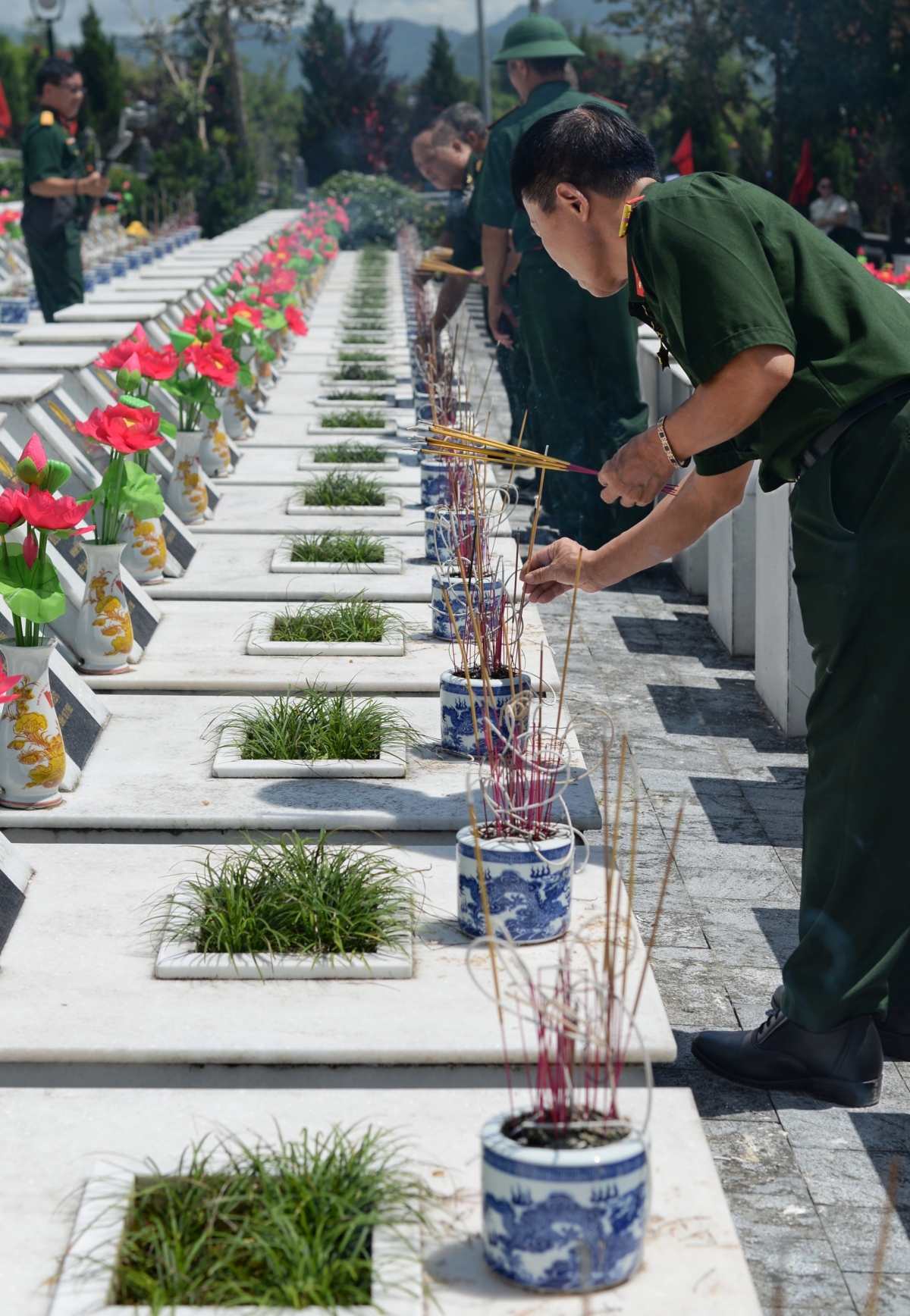 “I’m here to light incense for you, my friend”, a touching tribute that reflects the enduring camaraderie of comrades whose bond remains as close as it was in their youth. (Photo: Huu Tuan/VOV5)