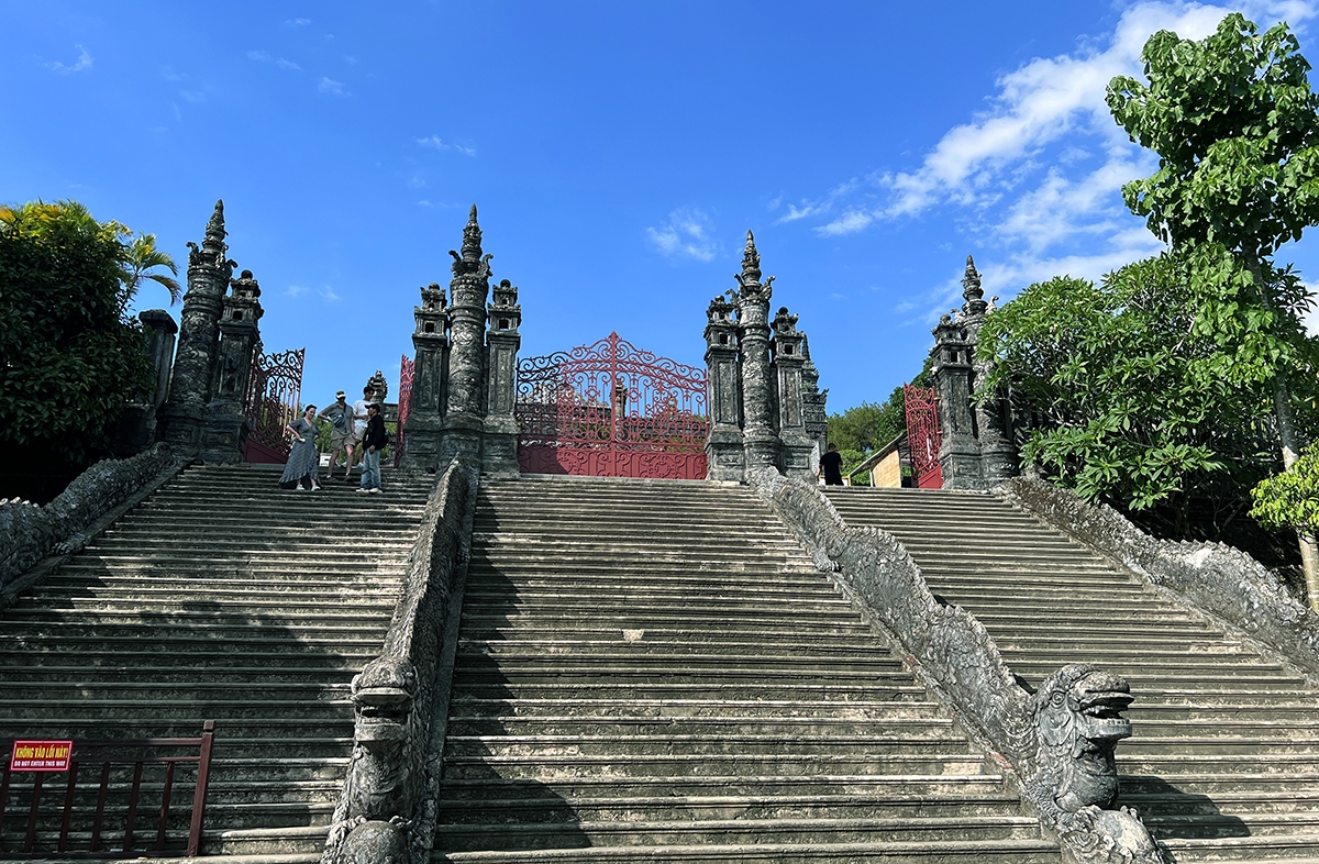 启定陵坐落于珠赭山上，距顺化市中心约10公里，是阮朝最具独特性的陵寝建筑。该工程建于1920年至1931年，是越南唯一完全使用进口材料（如水泥、钢铁、彩色玻璃和石板瓦）的皇家建筑。