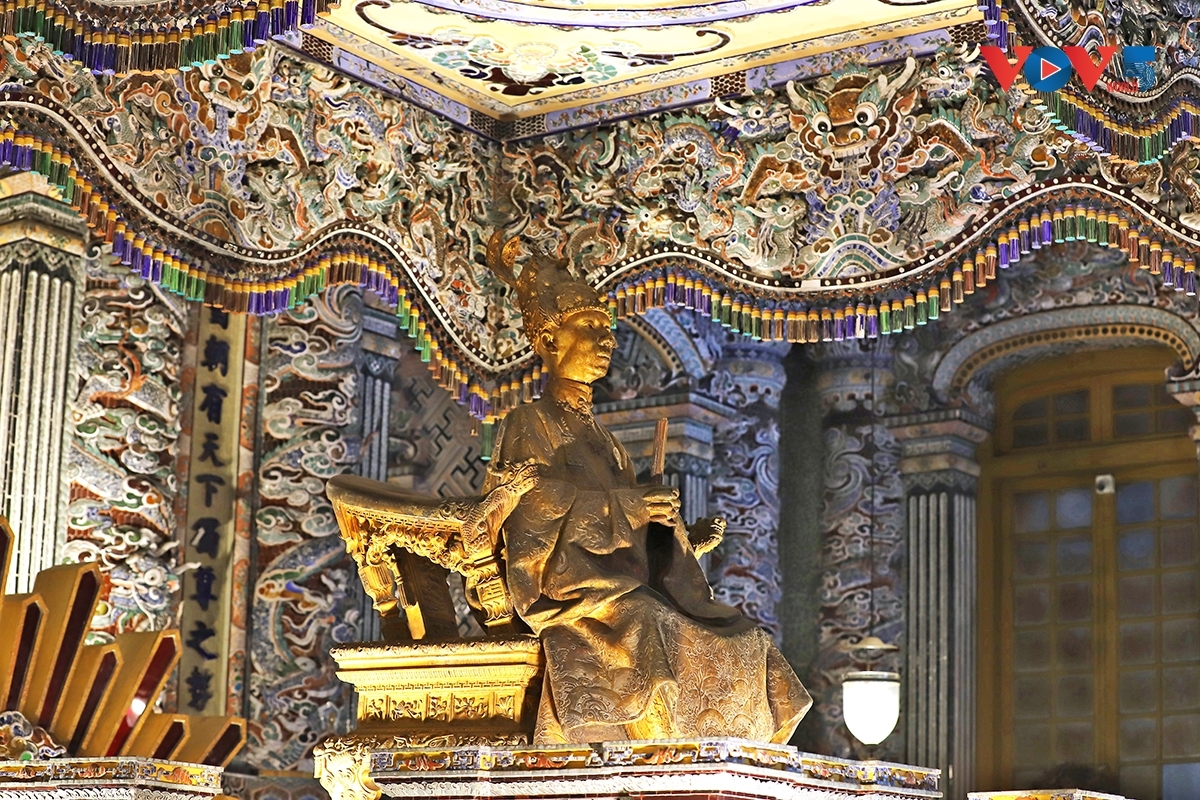Emperor Khai Dinh (1916-1925), the 12th ruler of the Nguyen Dynasty (1802-1945), was the last Vietnamese emperor to build his own royal tomb. The photo shows a life-sized, gold-plated bronze statue of Emperor Khai Dinh, seated on his throne and cast in France in 1922.