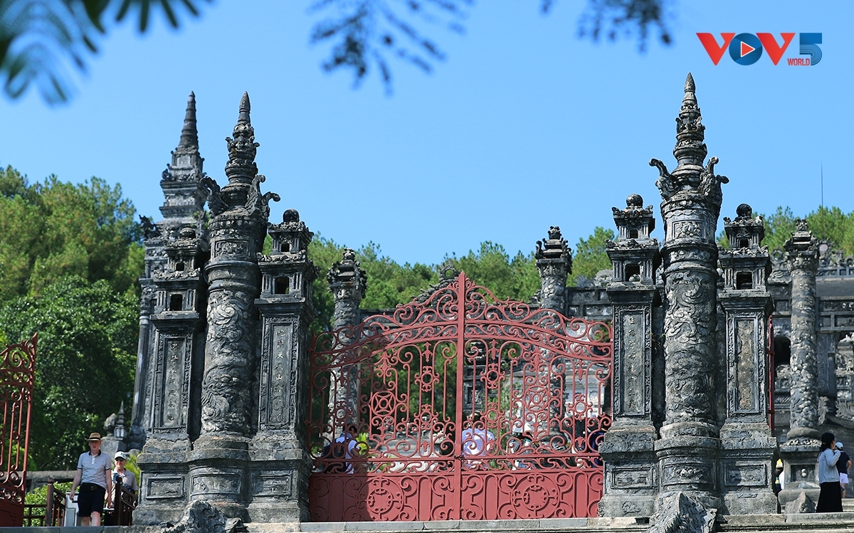 ​​​​Unlike earlier royal tombs built with wood and stone, the Tomb of Emperor Khai Dinh features stairways and dragon-shaped railings made entirely of reinforced concrete, a modern building material introduced from Europe at the time.
