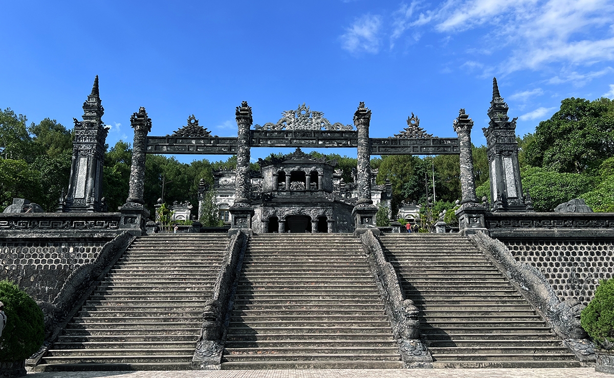 要到达皇帝的安息之地，游客需攀登127级陡峭台阶。