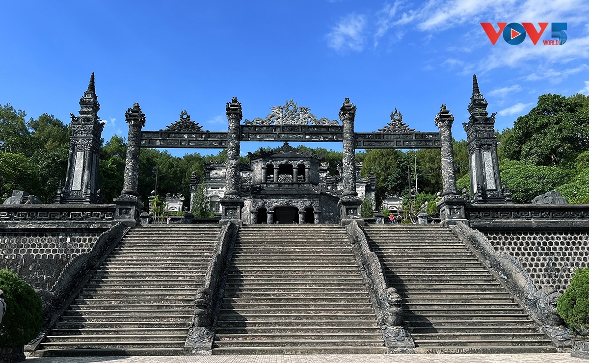 Visitors must climb 127 steep steps to reach the emperor's final resting place. 