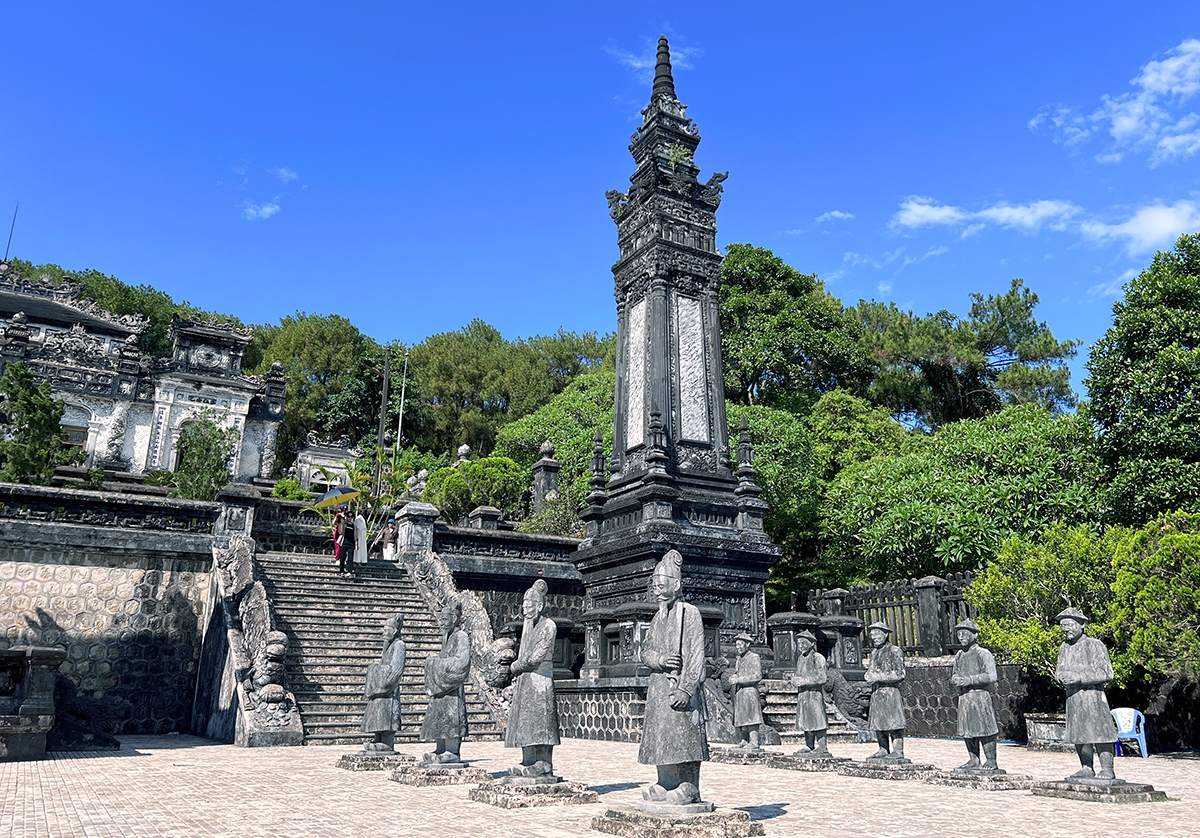 在庭院里，两列石像静静地守卫着永恒之境。