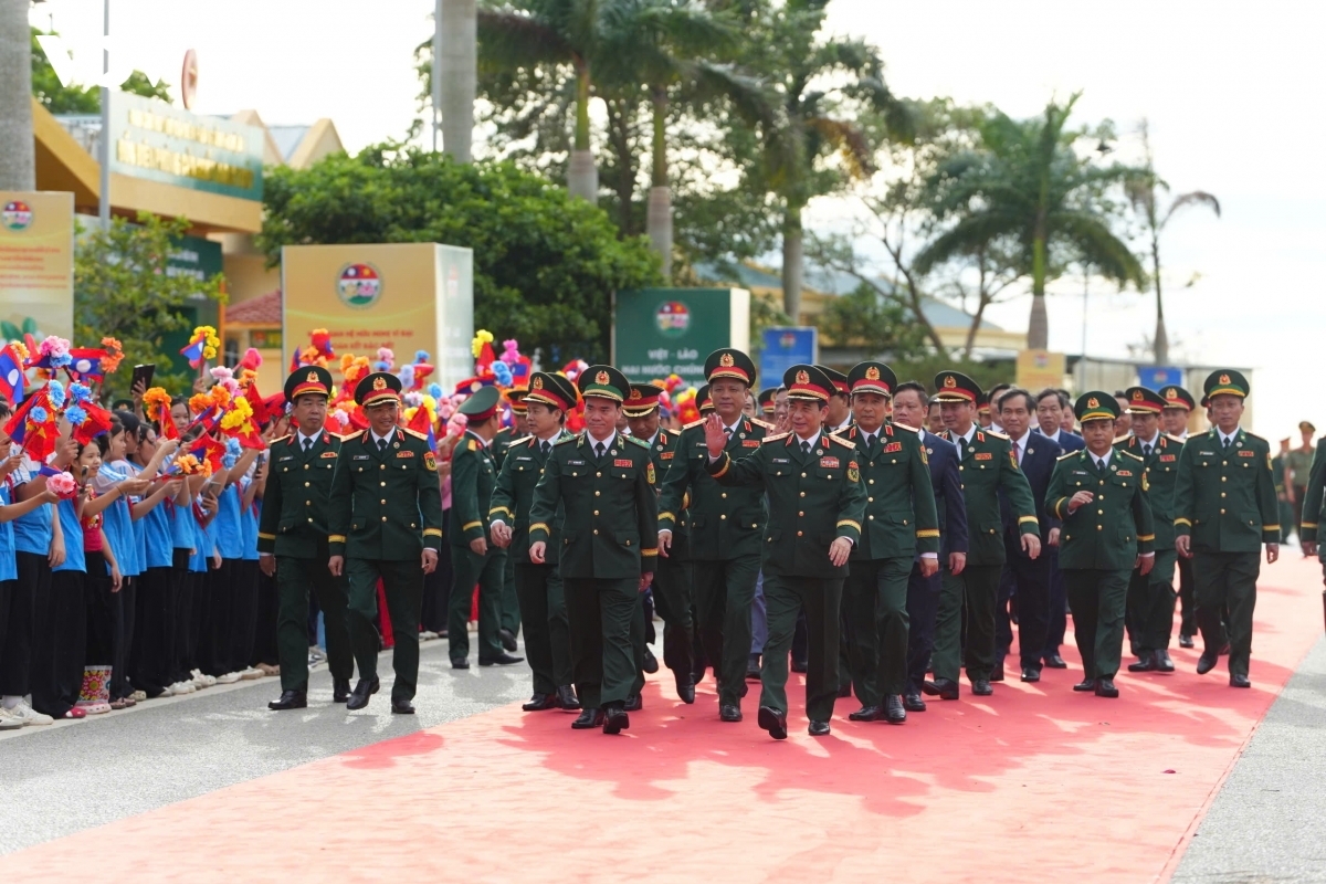 Tiếp nối chương trình Giao lưu hữu nghị biên giới quốc phòng lần thứ 3 (2026), ngày 10/7, tại Cửa khẩu Quốc tế Thanh Thủy (xã Kim Bảng, tỉnh Nghệ An), Đại tướng Phan Văn Giang, Ủy viên Bộ Chính trị, Phó Thủ tướng Chính phủ, Bộ trưởng Bộ Quốc phòng chủ trì lễ đón Đại tướng Khamliang Outhakaysone, Ủy viên Bộ Chính trị Đảng Nhân dân Cách mạng Lào, Phó Thủ tướng Chính phủ, Bộ trưởng Bộ Quốc phòng Lào cùng đoàn đại biểu cấp cao Bộ Quốc phòng Lào sang Việt Nam.