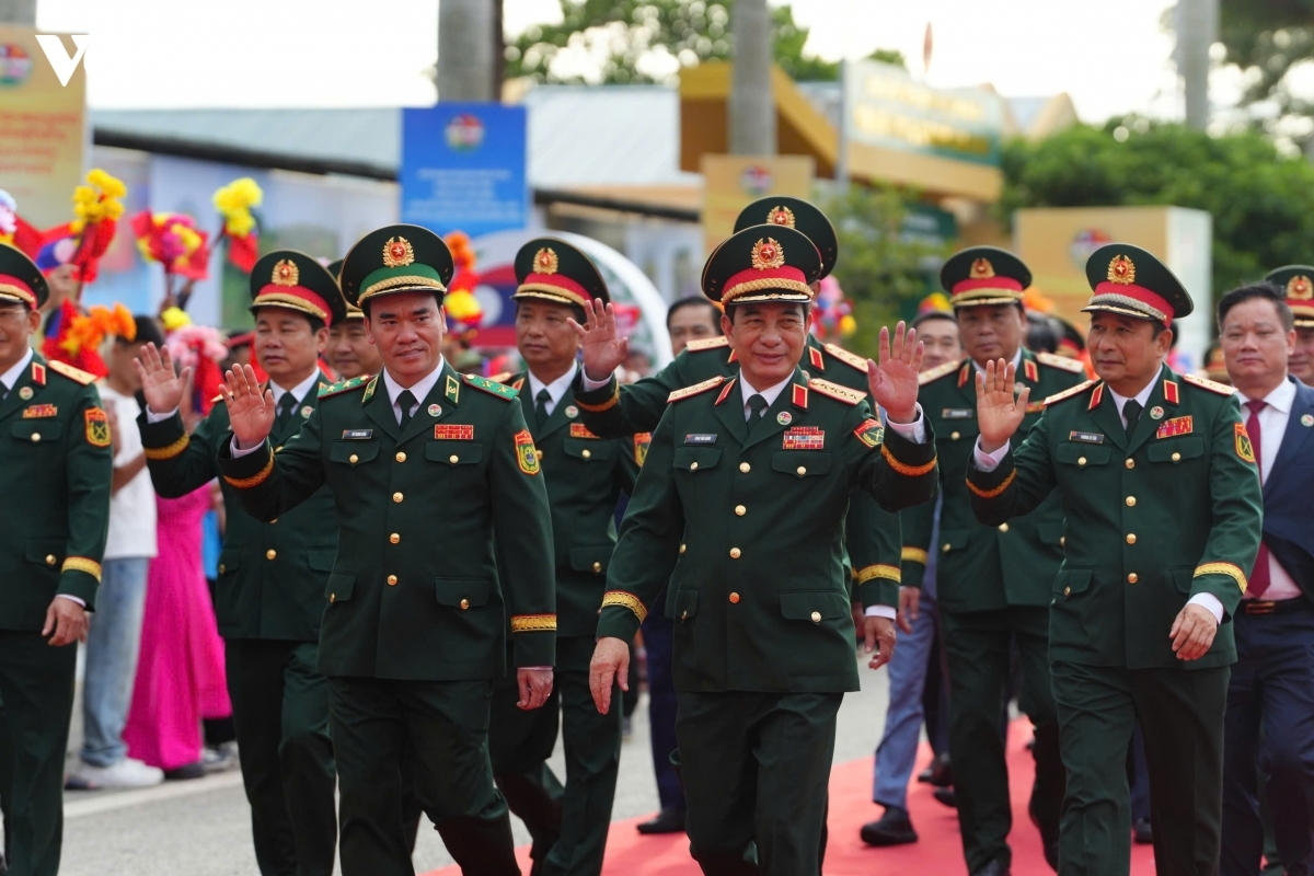 Ngay từ sáng sớm, rất đông người dân đã có mặt tại cửa khẩu từ sáng sớm để chào đón các đại biểu tham dự Giao lưu hữu nghị Quốc phòng biên giới Việt Nam - Lào lần thứ 3.