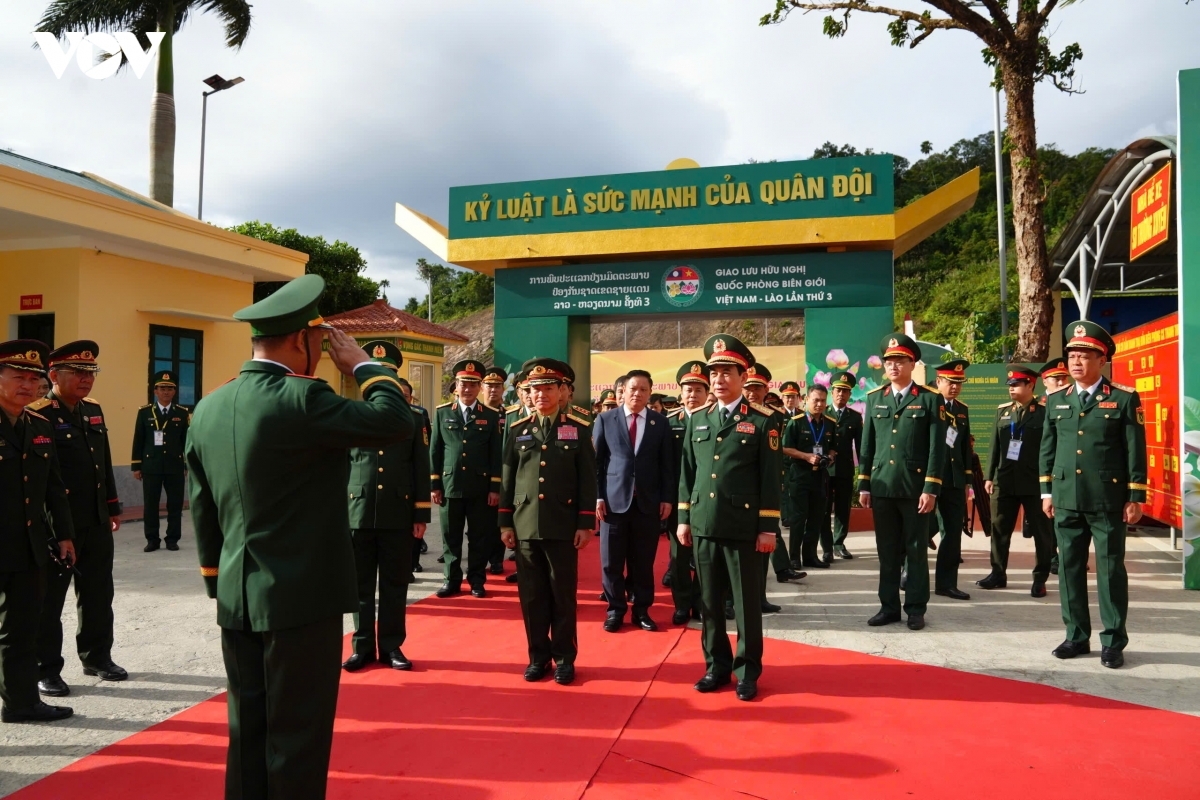 Hai Bộ trưởng Bộ Quốc phòng Việt Nam và Lào cùng đoàn đại biểu cấp cao đến thăm Đồn Biên phòng Cửa khẩu quốc tế Thanh Thủy, tỉnh Nghệ An.
