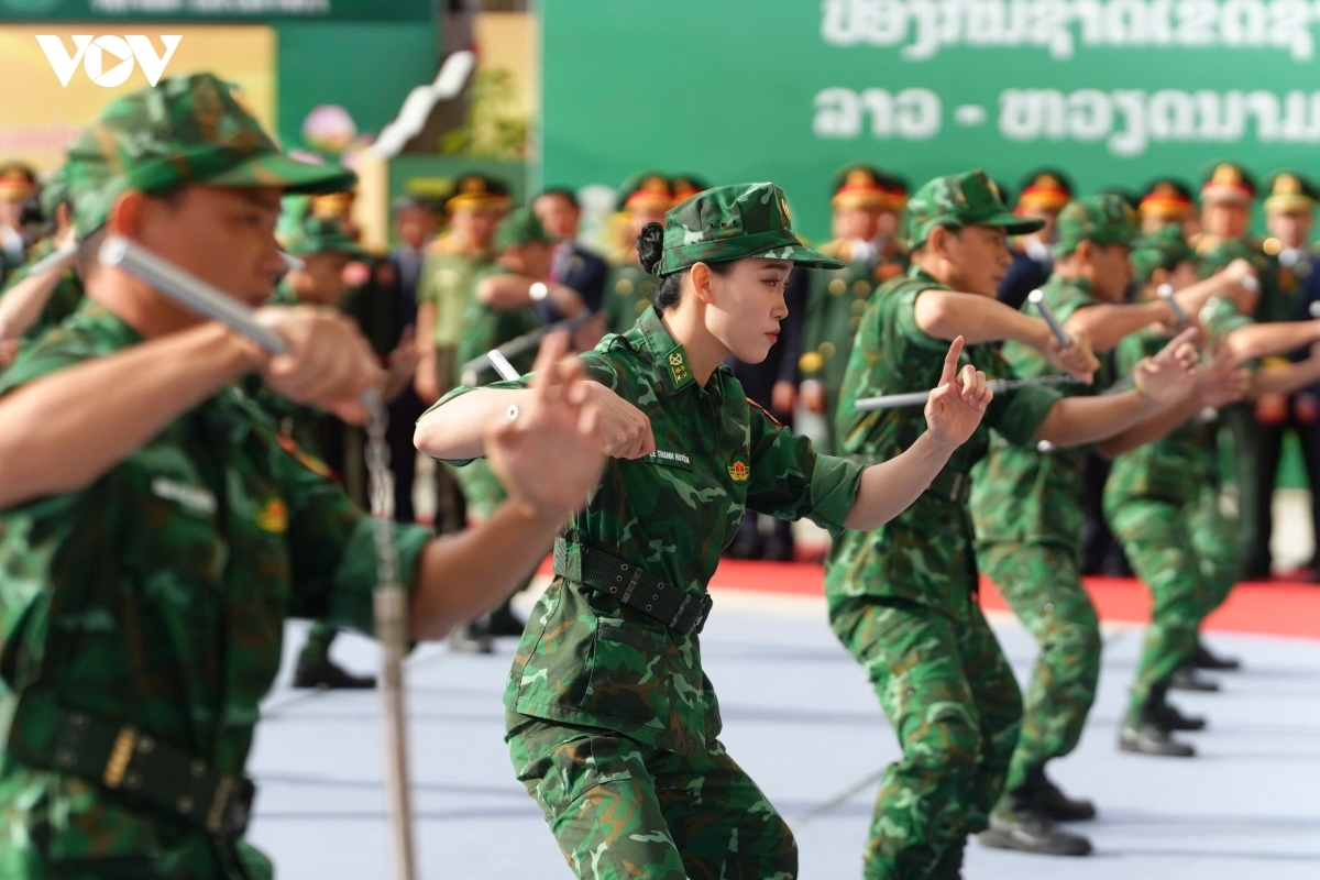 Các chiến sĩ biểu diễn võ thuật tại Đồn Biên phòng cửa khẩu quốc tế Thanh Thủy, Nghệ An.