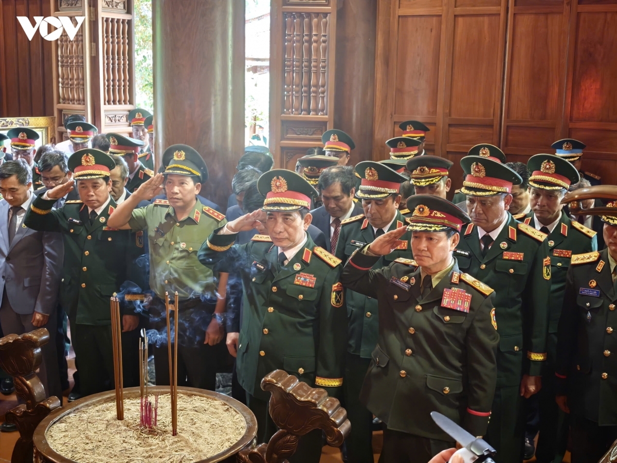 Hai Bộ trưởng dấng hương tại khu di tích.