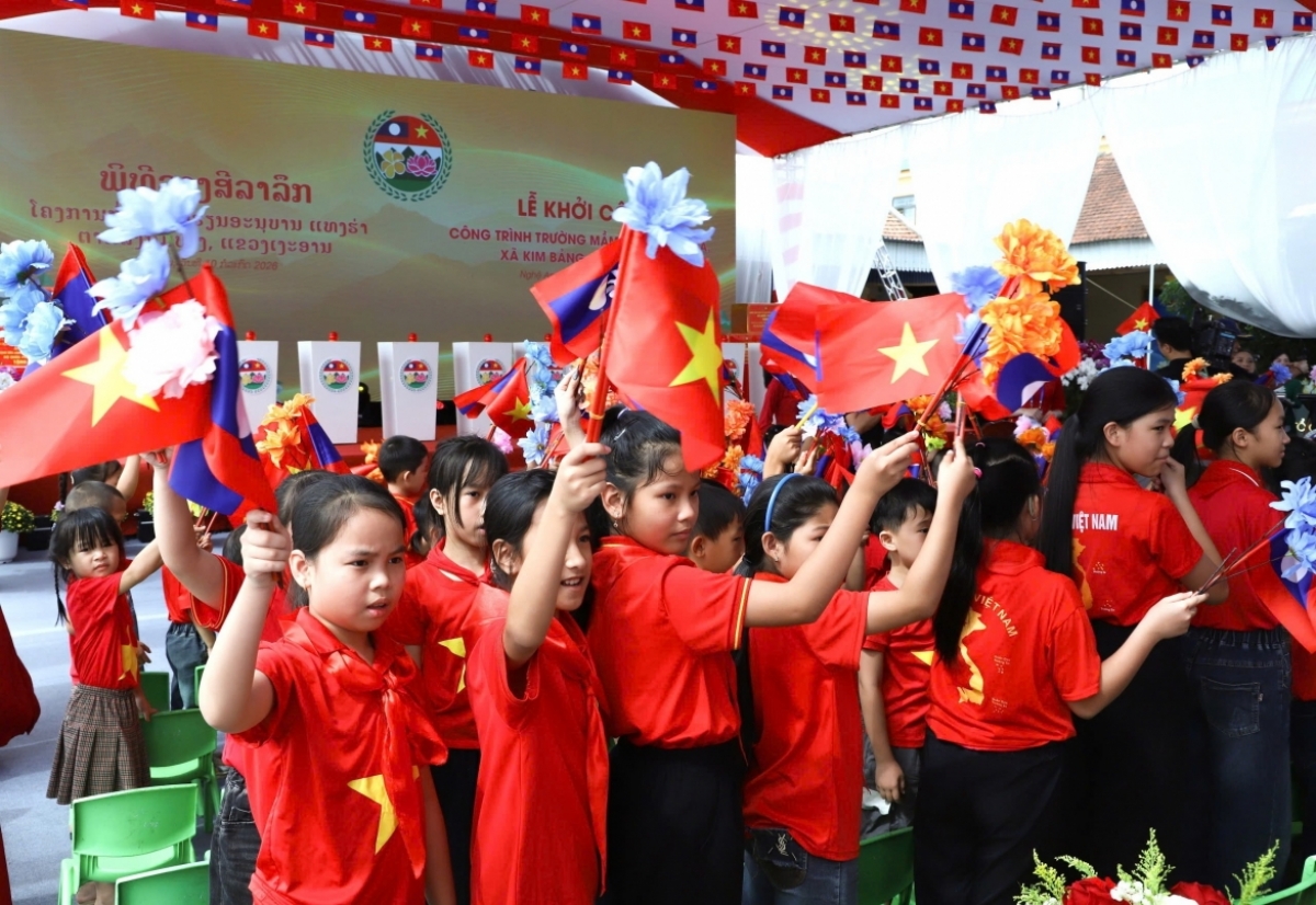 Các em học sinh chào đón đoàn đại biểu tham gia Lễ khởi công. Ảnh: Ngọc Lâm