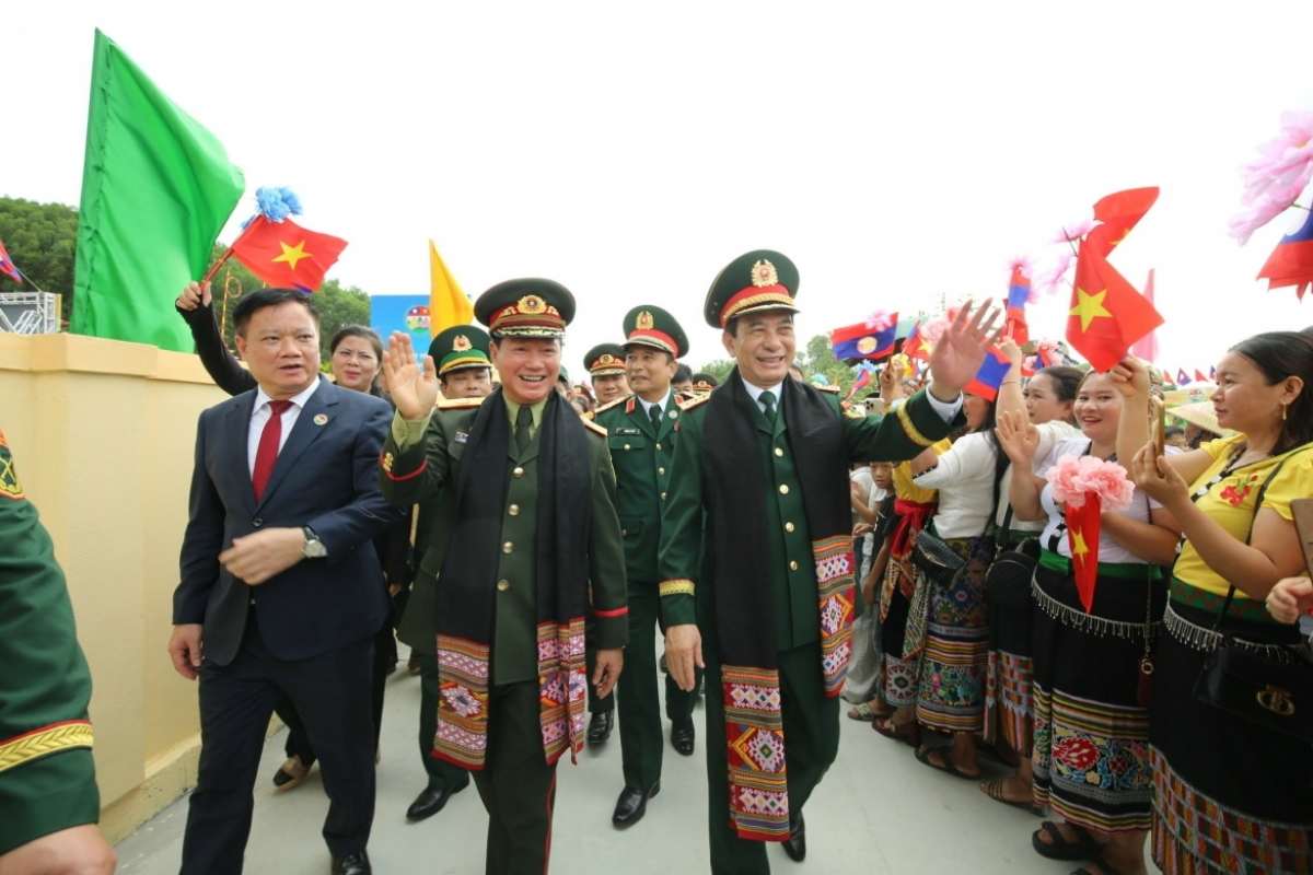 Giao lưu hữu nghị Quốc phòng biên giới Việt Nam - Lào lần thứ 3 diễn ra trong hai ngày 9 và 10/7 tại tỉnh Bolykhamxay (Lào) và tỉnh Nghệ An (Việt Nam), tiếp tục khẳng định đây là mô hình hợp tác quốc phòng hiệu quả, giàu ý nghĩa giữa hai nước. Chương trình không chỉ góp phần củng cố quan hệ đoàn kết đặc biệt Việt Nam - Lào mà còn cụ thể hóa nhận thức chung của lãnh đạo cấp cao hai Đảng, hai Nhà nước về việc thúc đẩy hợp tác quốc phòng ngày càng thực chất, hiệu quả.