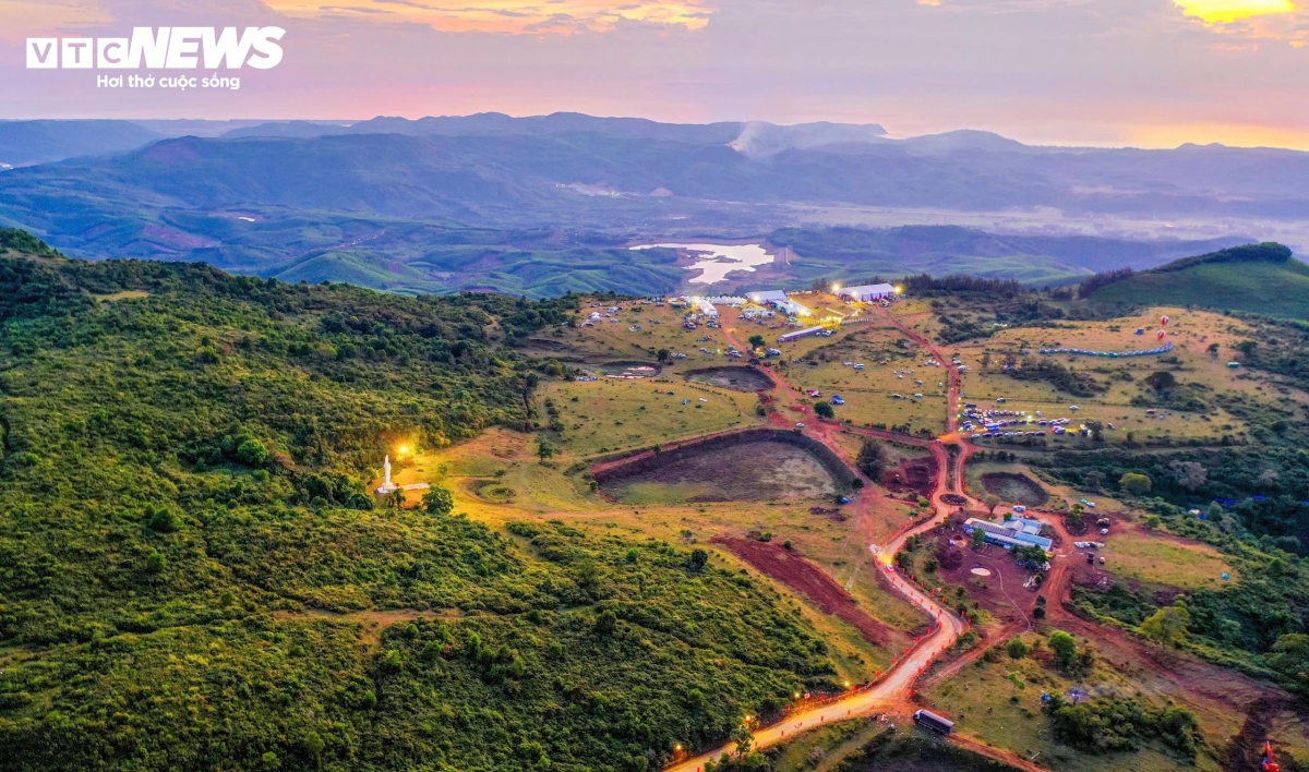 Anh Trình Hoàng Giang (30 tuổi), một du khách từ Đắk Lắk sau khi trải nghiệm khám phá La Vuông chia sẻ, buổi sáng ở đây bắt đầu bằng làn sương mù dày phủ trên các triền đồi, buổi trưa có nặng nhẹ, còn chiều lại có những cơn gió mát. Và khi đêm xuống, nhiệt độ giảm sâu mang theo khí lạnh nhẹ đặc thù. “Tôi rất ấn tượng với vùng đất này. Khí hậu rất dễ chịu, cảnh đẹp và hùng vĩ, rất lôi cuốn những người đam mê khám phá như tôi”, anh Giang nói.