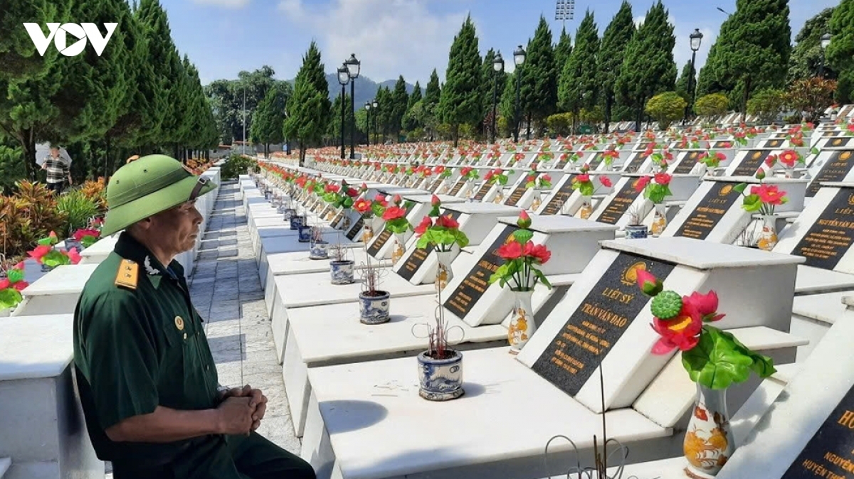 Đồng đội tưởng niệm các anh hùng liệt sĩ tại Nghĩa trang Vị Xuyên những ngày tháng Bảy.