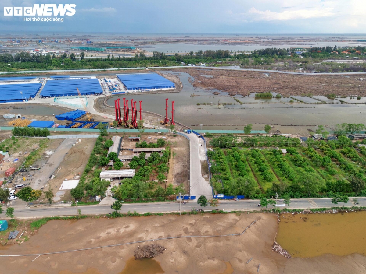 UBND TP.HCM phê duyệt phương án tuyến đường sắt Bến Thành - Cần Giờ dài khoảng 54 km, tổng mức đầu tư hơn 102.000 tỷ đồng đã được UBND TP.HCM phê duyệt phương án tuyến. Dự án do Công ty Cổ phần Đầu tư và Phát triển đường sắt cao tốc VinSpeed (thuộc Vingroup) đề xuất đầu tư, dự kiến vận hành thương mại vào cuối năm 2028.