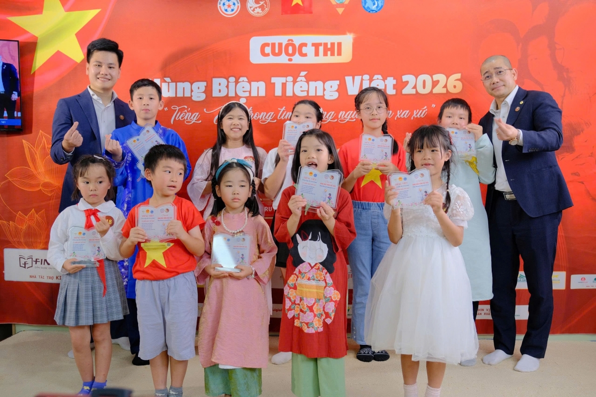 Đại diện BTC cuộc thi Hùng biện tiếng Việt 2026 trao kỷ niệm cho các thí sinh tại Chung kết cuộc thi. Ảnh nvcc