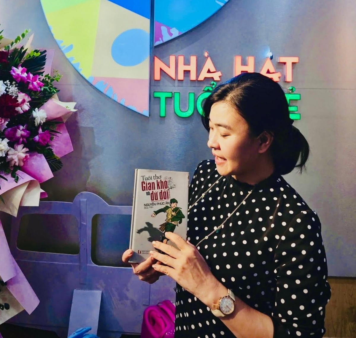 Tại buổi giới thiệu vở diễn, NSƯT Ánh Tuyết chia sẻ về những ý tưởng cho vở nhạc kịch này, xuất phát từ tiểu thuyết Tuổi thơ dữ dội của nhà văn Phùng Quán. - Ảnh: Nhà hát Tuổi trẻ.