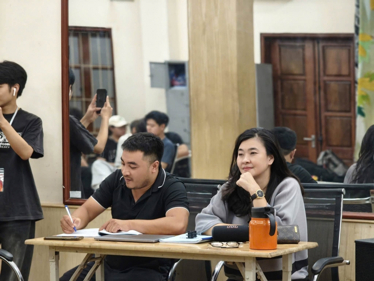 Đạo diễn Ánh Tuyết theo dõi các nghệ sĩ trên sàn tập vở. - Ảnh: Nhà hát Tuổi trẻ