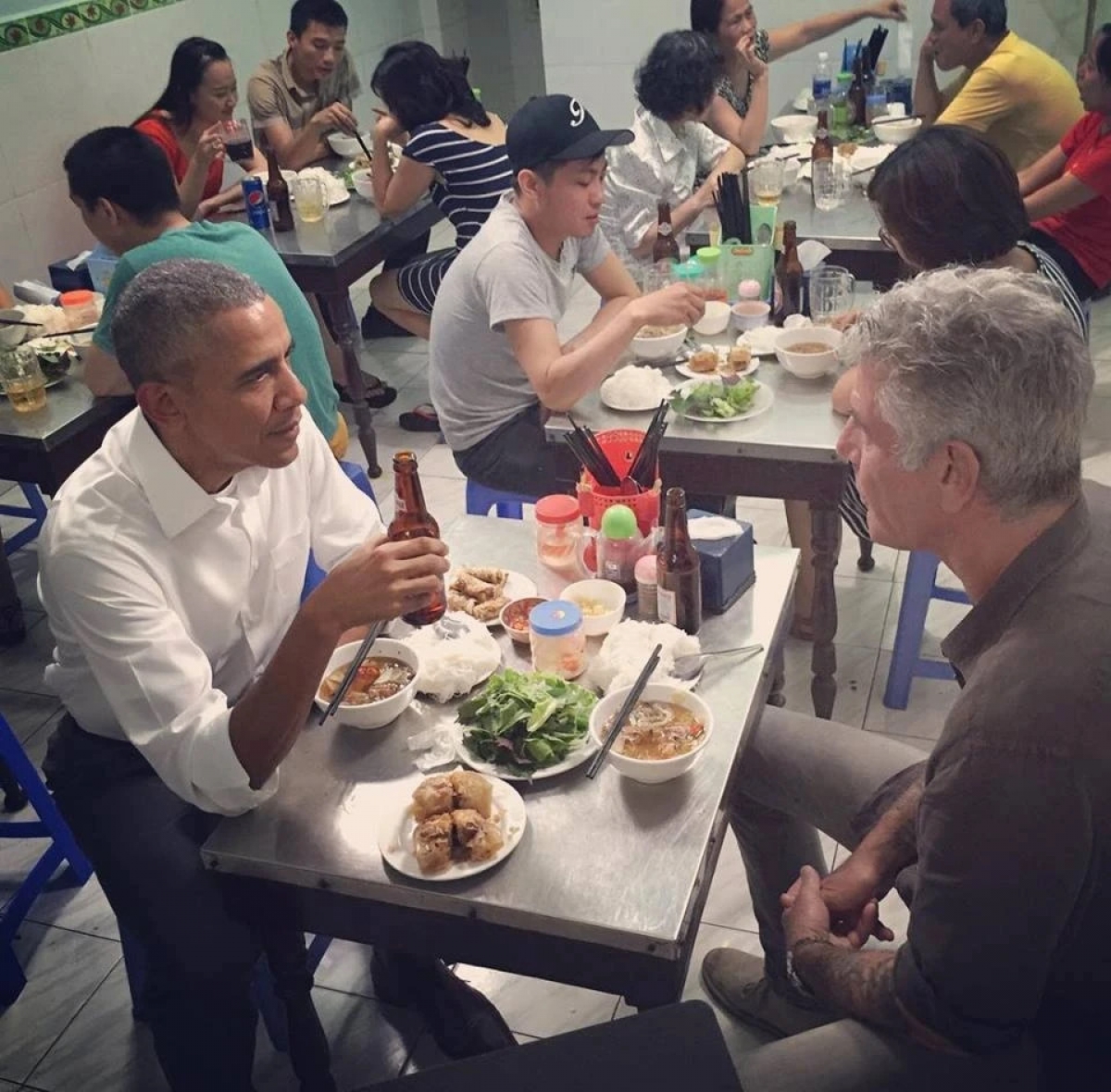 분짜를 함께 먹고 있는 미국 전 대통령 버락 오바마와<br>
셰프 앤서니 보댕(Anthony Bourdain) <br>
(사진: 셰프 앤서니 보댕의 인스타그램)