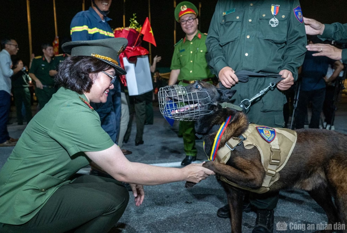 Thiếu tướng Ngô Hoài Thu, Phó Cục trưởng Cục Công tác Chính trị bên chú chó nghiệp vụ King được huy động tham gia làm nhiệm vụ tại Venezuela.