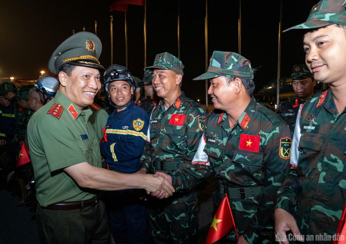 Thứ trưởng Lê Văn Tuyến chúc mừng các thành viên trong Đoàn CNCH Việt Nam hoàn thành xuất sắc nhiệm vụ quốc tế trở về.