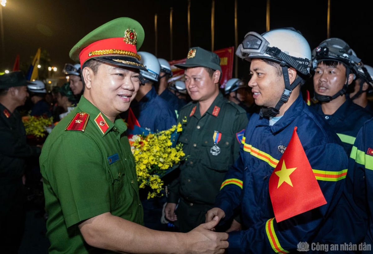 Thiếu tướng Dương Đức Hải, Cục trưởng Cục Cảnh sát PCCC và CNCH chúc mừng tất cả thành viên trong Đoàn CNCH Việt Nam đã hoàn thành xuất sắc nhiệm vụ và trở về nước an toàn.