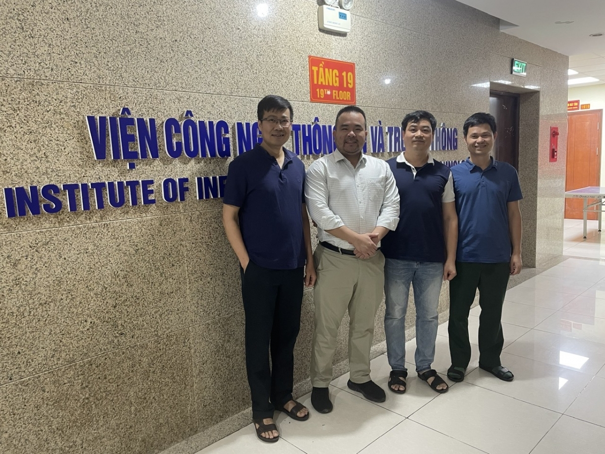  PGS Hy Trường Sơn cùng Viện trưởng và các trưởng bộ môn tại Viện công nghệ thông tin và truyền thông, Học viện kỹ thuật quân sự.