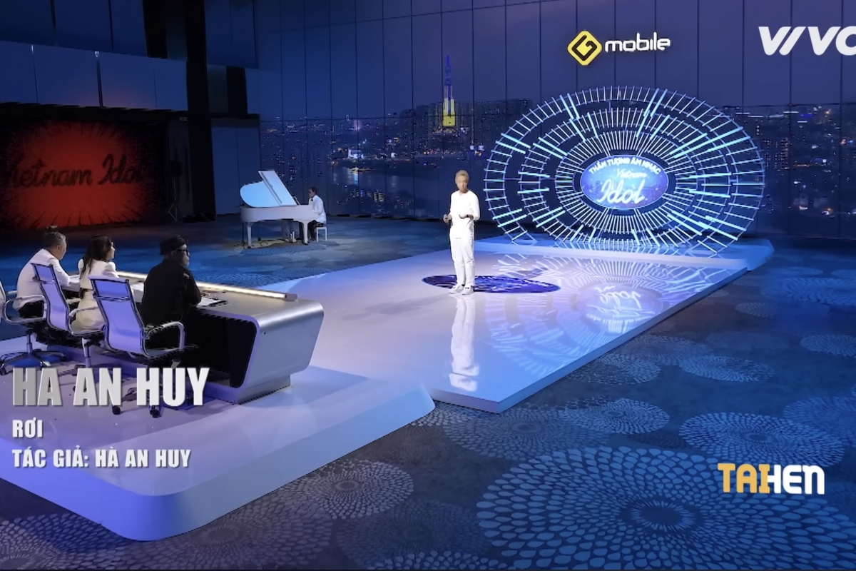 Hà An Huy interprète la chanson «Roi » dans «Vietnam Idol 2023». Capture d'écran