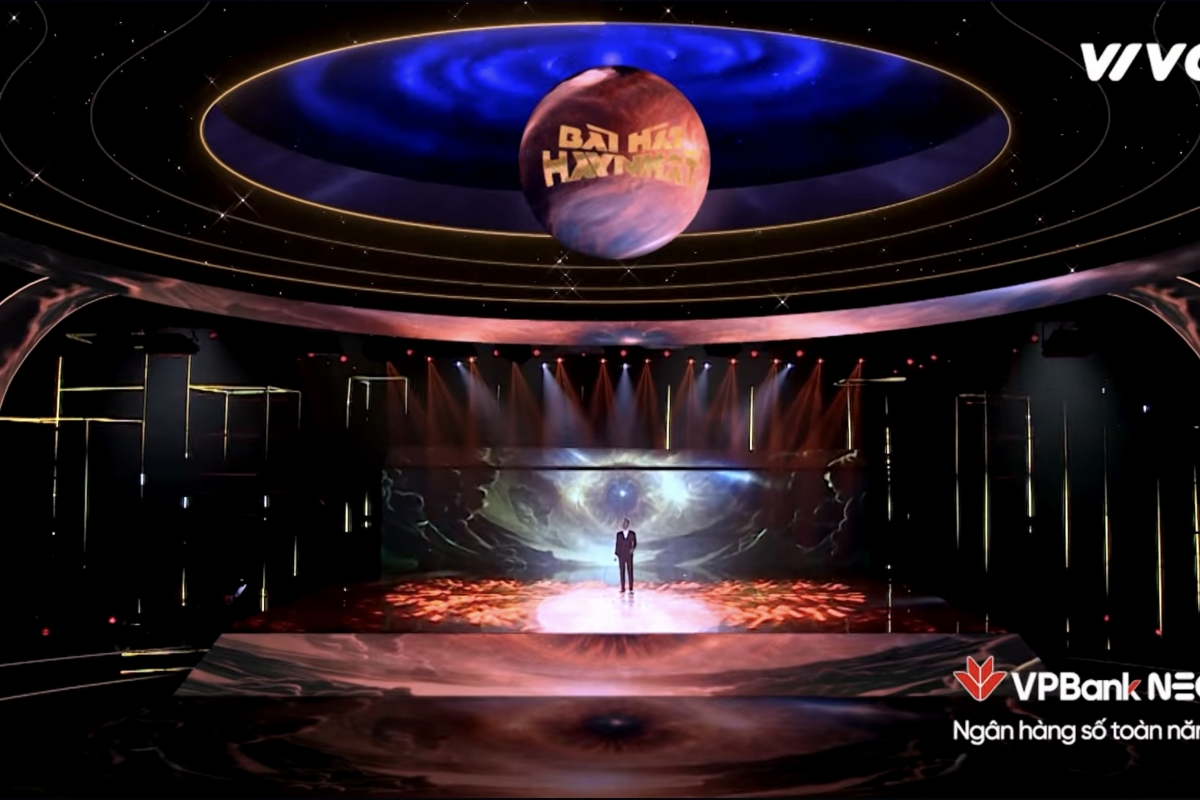 Hà An Huy interprète la chanson «Miên xa xôi» dans l'émission «Big Song Big Deal 2022». Capture d'écran