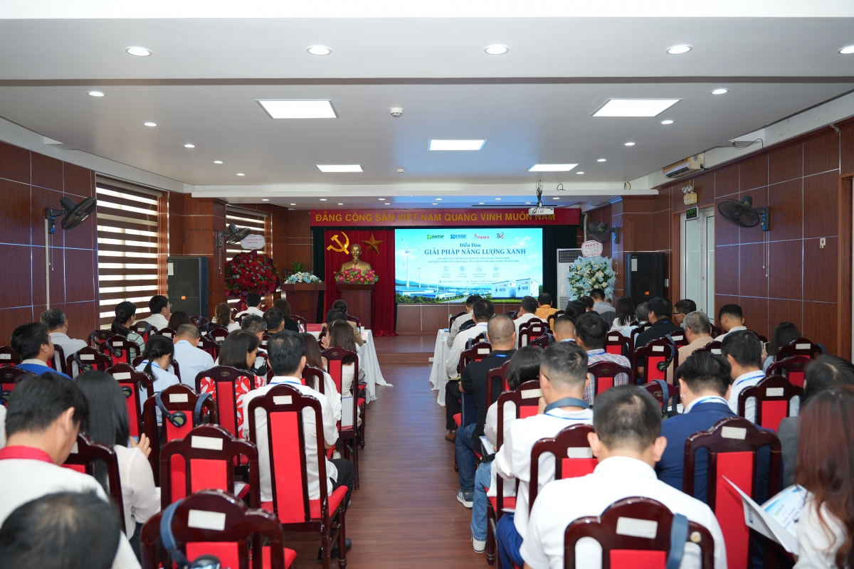 Quang cảnh diễn đàn.