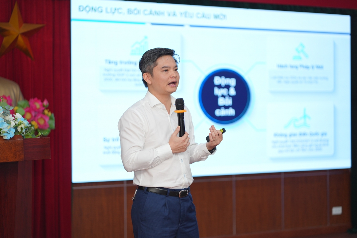 Ông Nguyễn Quang Minh, đại diện Cục Điện lực (Bộ Công Thương), trình bày tổng quan định hướng, cơ chế chính sách phát triển ngành điện và chuyển dịch năng lượng. 