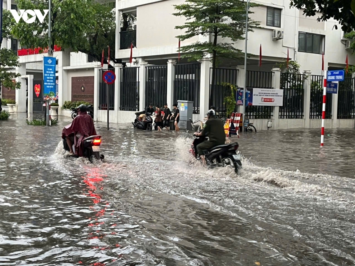 7月9日夕方、ハノイ市内、特に中心部を襲った大雨により、一部の道路が深く冠水した（写真：Phi Long - Nguyễn Hoàng/VOV.VN）