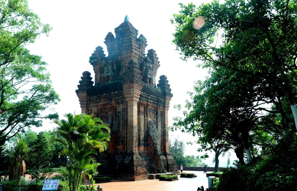 Nhan Tower was built around the late 11th century and is one of the few Cham architectural structures that remain relatively intact in central Vietnam. (Photo: H Xiu/VOV Central Highlands)