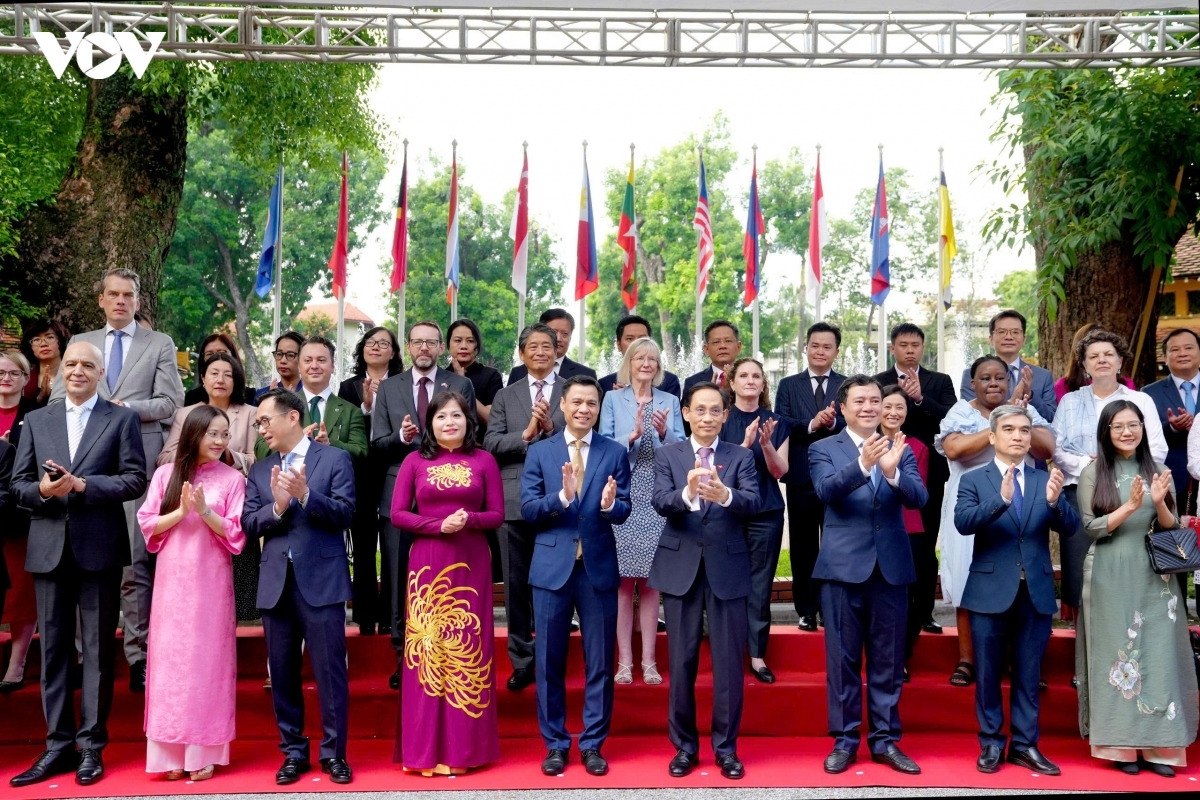 Việt Nam sẽ tiếp tục cùng các nước thành viên thúc đẩy hợp tác, phát huy vai trò trung tâm của ASEAN, đóng góp tích cực vào hòa bình, ổn định, hợp tác và phát triển ở khu vực cũng như trên thế giới, vì lợi ích của hơn 700 triệu người dân ASEAN.