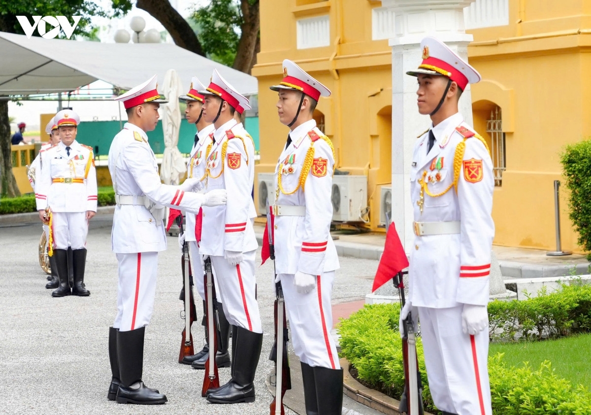 Từ khâu trang trí không gian, bố trí lễ đài, đội hình nghi lễ, hệ thống âm thanh đến công tác đón tiếp đại biểu đều được rà soát kỹ lưỡng, sẵn sàng cho buổi lễ diễn ra trang nghiêm.