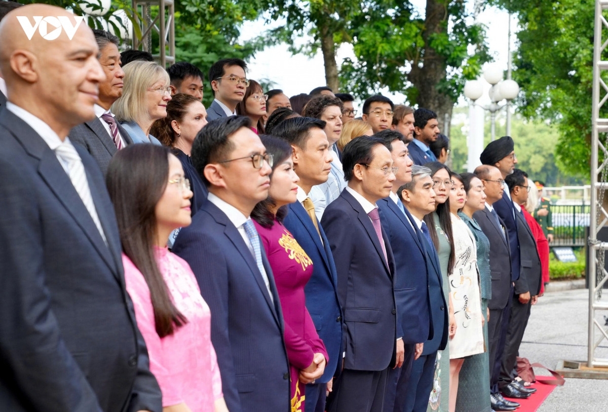 Tham dự buổi lễ có lãnh đạo Bộ Ngoại giao, đại diện các bộ, ban, ngành, các cơ quan ngoại giao, tổ chức quốc tế cùng đông đảo cán bộ, công chức, viên chức của Bộ Ngoại giao.
