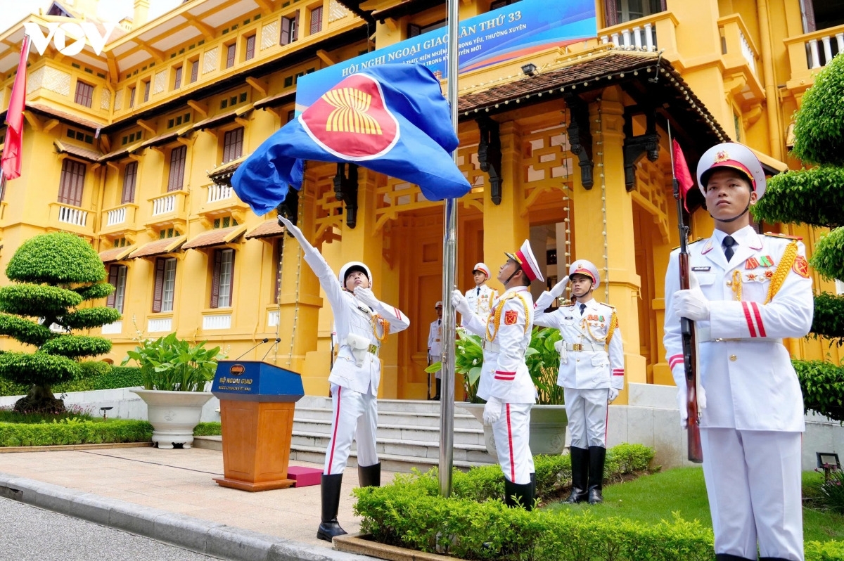 Lá cờ ASEAN tung bay trong gió, khẳng định tinh thần đoàn kết, gắn kết và vai trò trung tâm của ASEAN trong bối cảnh khu vực và thế giới đang có nhiều biến động.