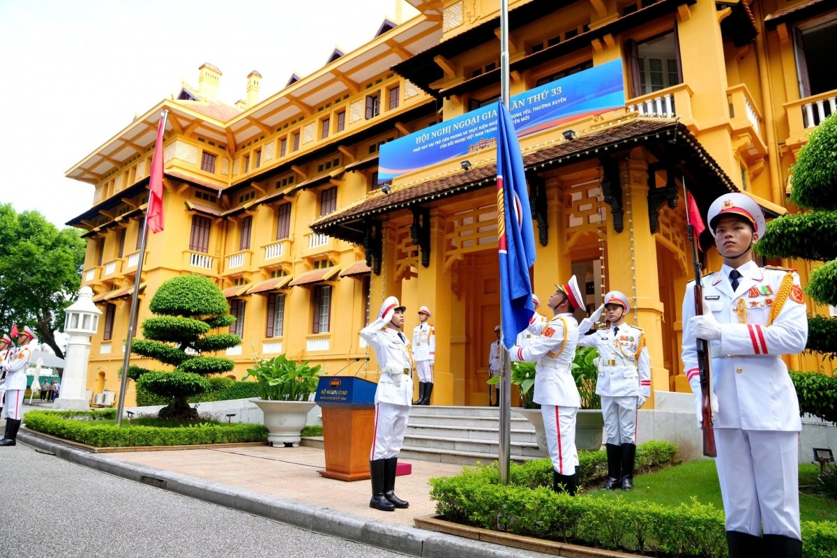 Trong không khí trang nghiêm, lá cờ ASEAN được kéo lên, thể hiện cam kết mạnh mẽ của Việt Nam đối với tiến trình xây dựng Cộng đồng ASEAN đoàn kết, tự cường, sáng tạo và hướng tới người dân.