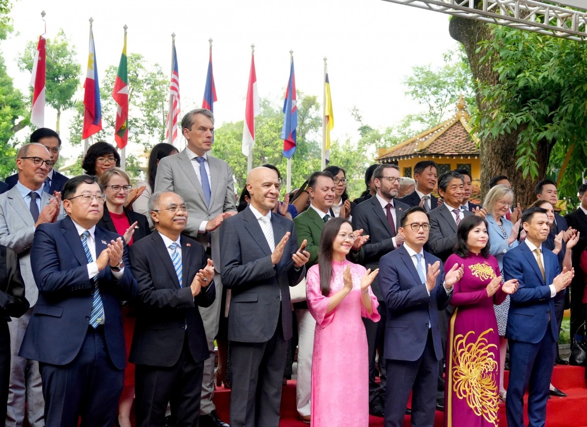 Lễ Thượng cờ ASEAN không chỉ là nghi thức mang tính biểu tượng mà còn là dịp để các quốc gia thành viên cùng nhìn lại những thành tựu đã đạt được, củng cố niềm tin vào các giá trị chung và khẳng định quyết tâm xây dựng một Cộng đồng ASEAN ngày càng gắn kết, tự cường, bao trùm và phát triển bền vững.
