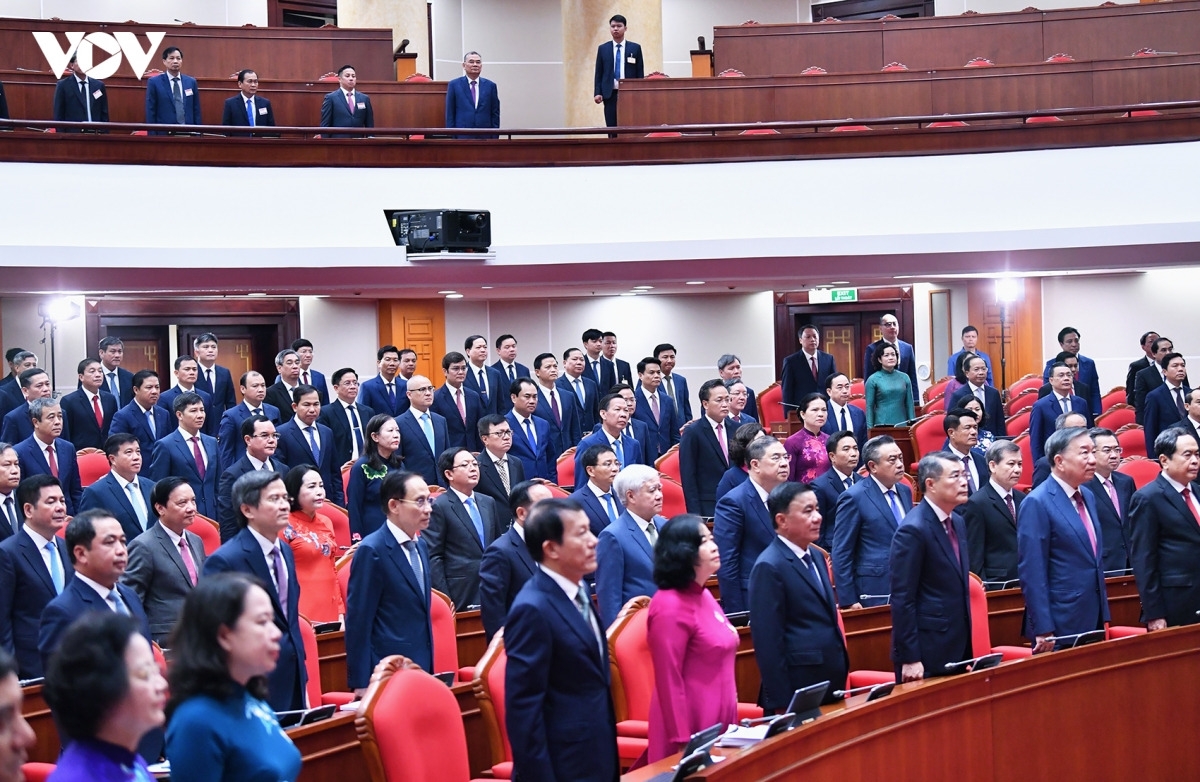 Các đại biểu dự Hội nghị lần thứ ba Ban Chấp hành Trung ương Đảng khoá XIV làm lễ chào cờ.