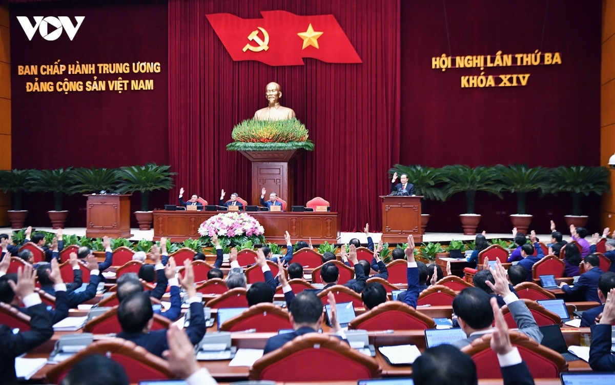 Các đại biểu biểu quyết thông qua Chương trình Hội nghị lần thứ ba Ban Chấp hành Trung ương Đảng khoá XIV.