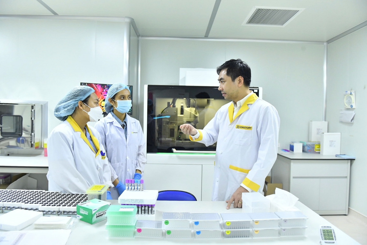 Dr Vo Sy Nam, Chief Executive Officer of the Big Data Institute at VinUniversity, discusses with colleagues. (Photo: baochinhphu.vn)