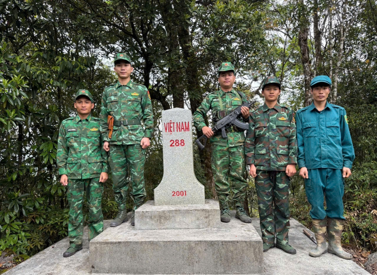 Các chiến sĩ Biên phòng và dân quân tự vệ tại cột mốc biên giới. 