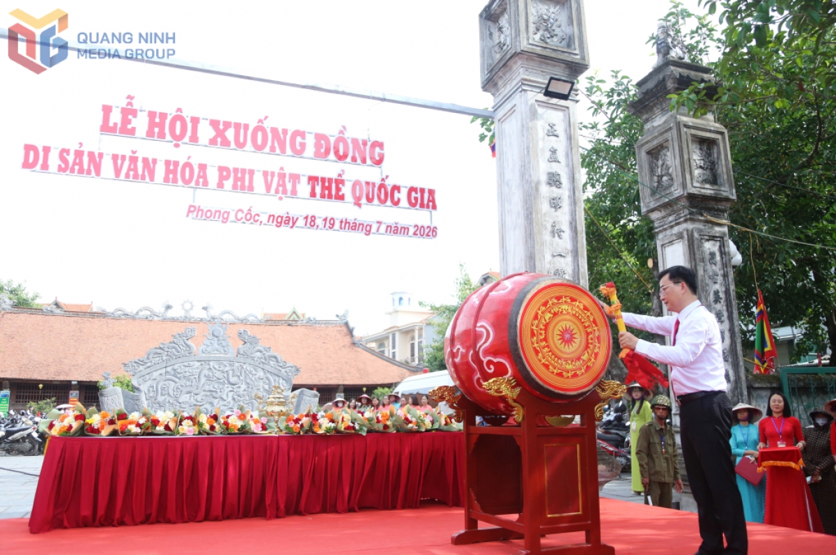 Ông Trần Mạnh Thắng, Chủ tịch UBND phường Phong Cốc, đánh trống khai hội. Ảnh: Báo Quảng Ninh
